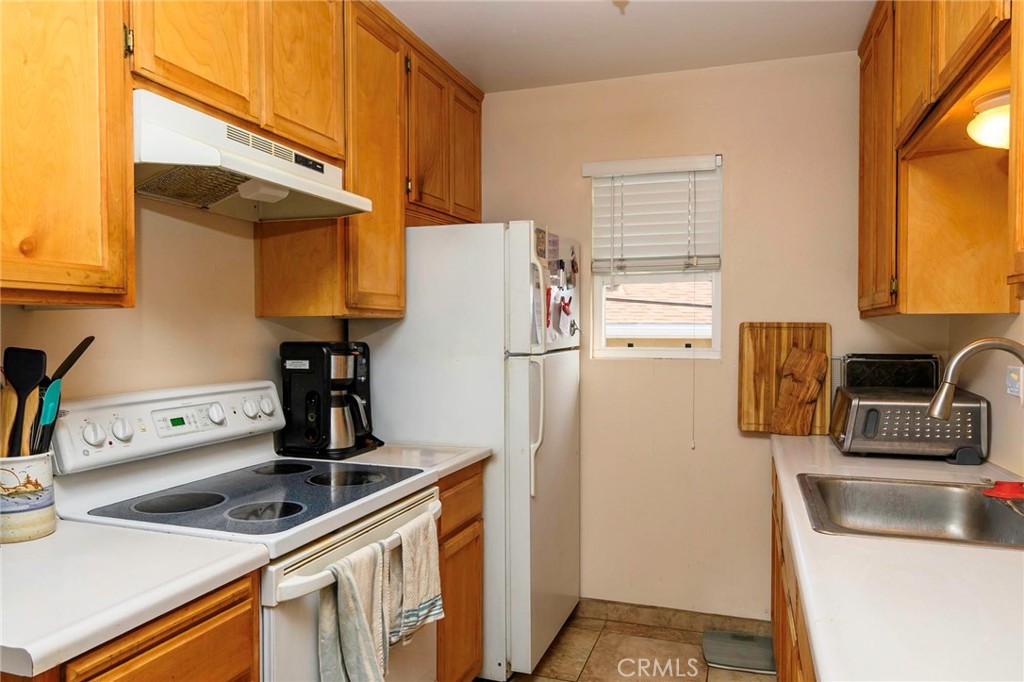 171 Brisco Road, Unit 8 Arroyo Grande, CA 93420 - Photo 3 of 23 Electric range. Refrigerator included