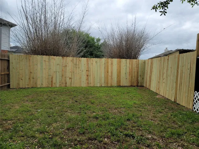 a view of a backyard