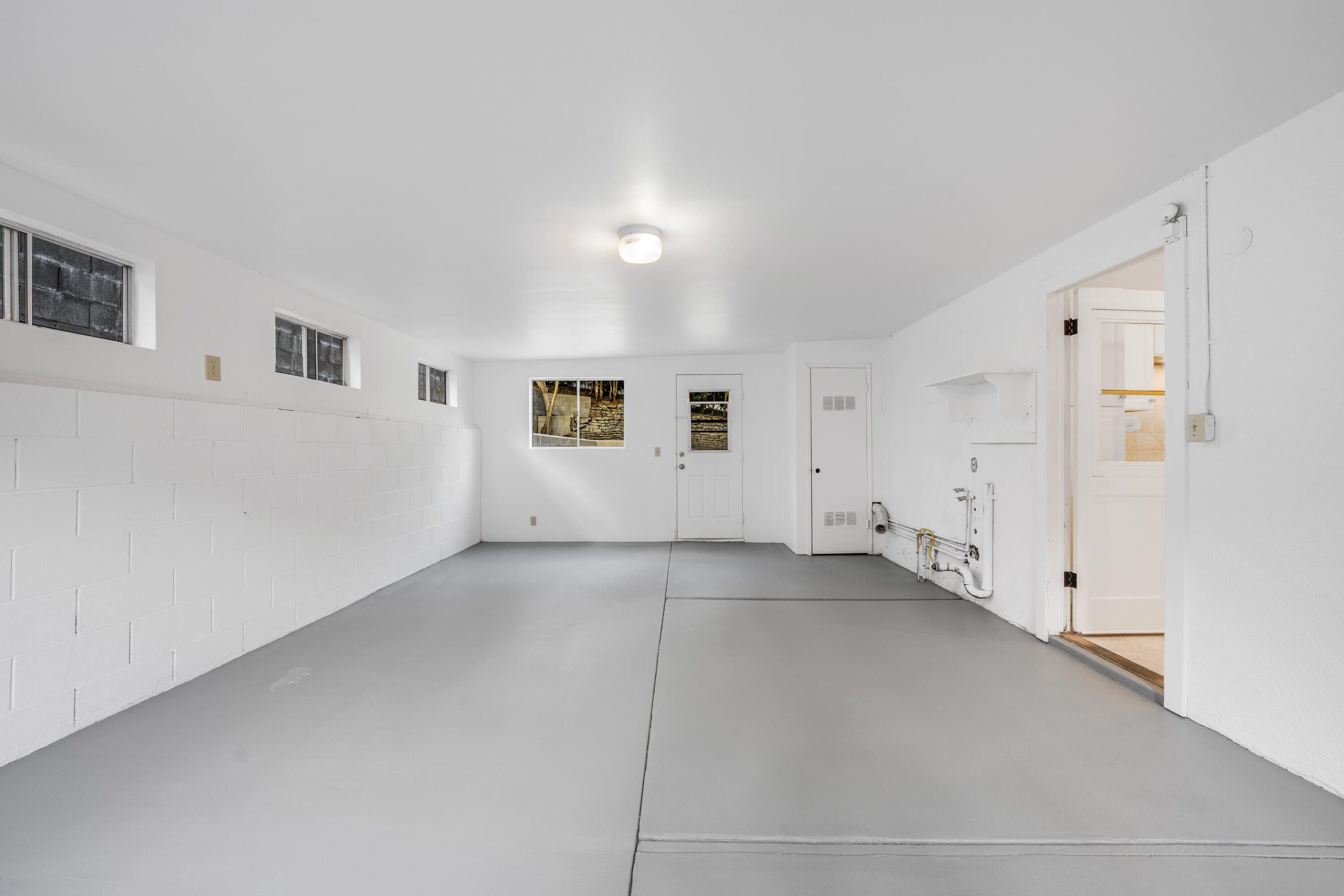 901 Fellowship Road Santa Barbara, CA 93109 - Photo 13 of 44 a view of a livingroom with an empty space
