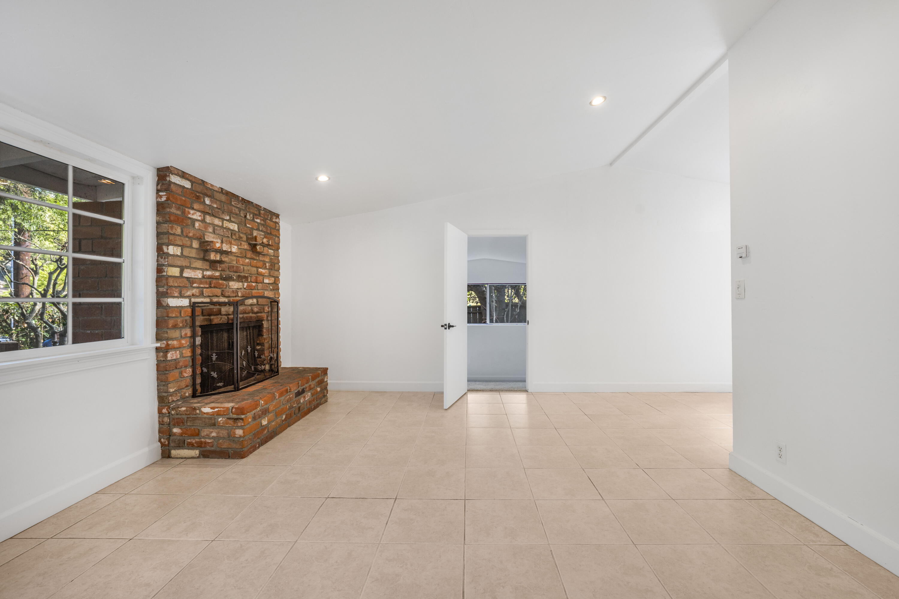 901 Fellowship Road Santa Barbara, CA 93109 - Photo 15 of 44 an empty room with windows