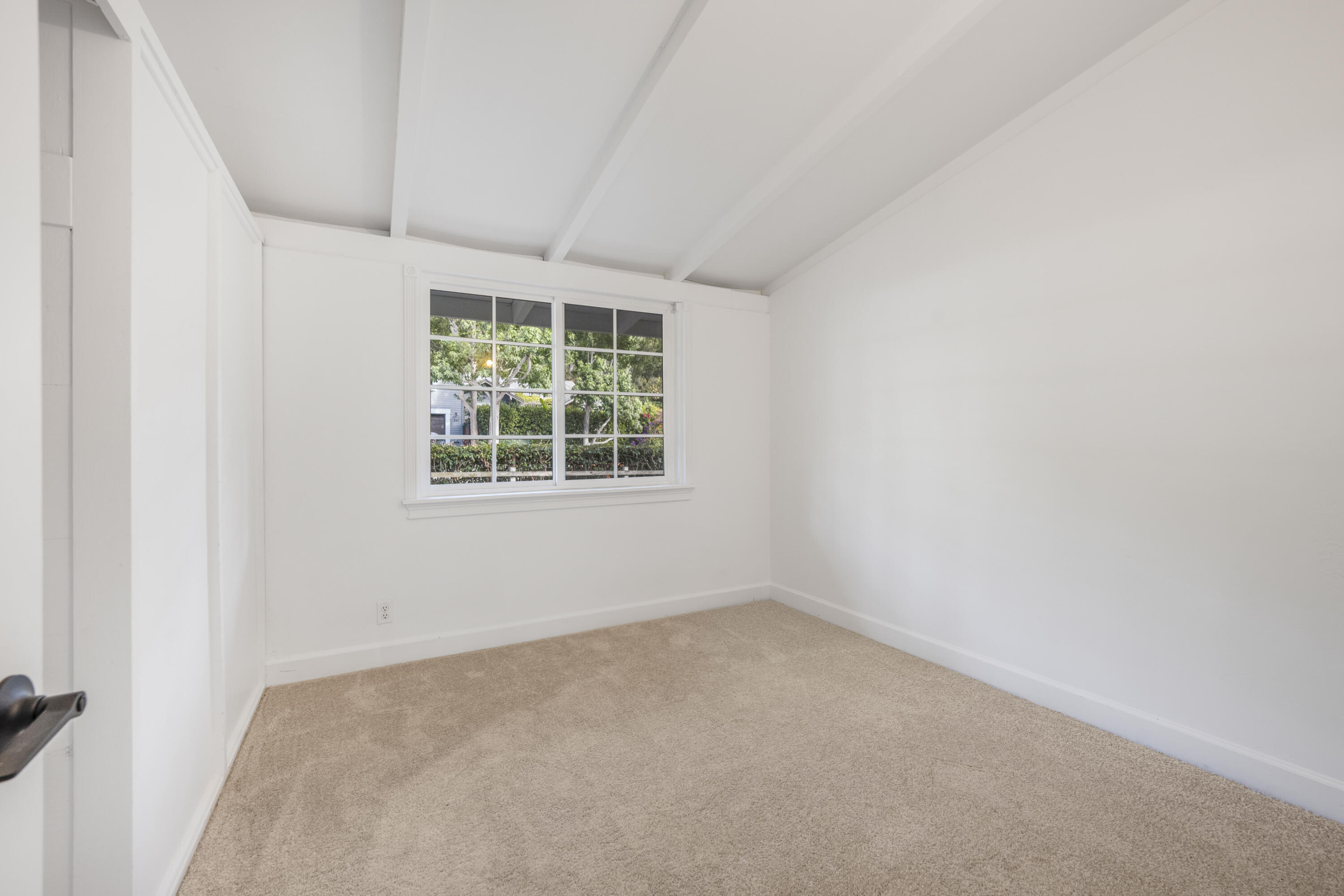 901 Fellowship Road Santa Barbara, CA 93109 - Photo 24 of 44 an empty room with a window