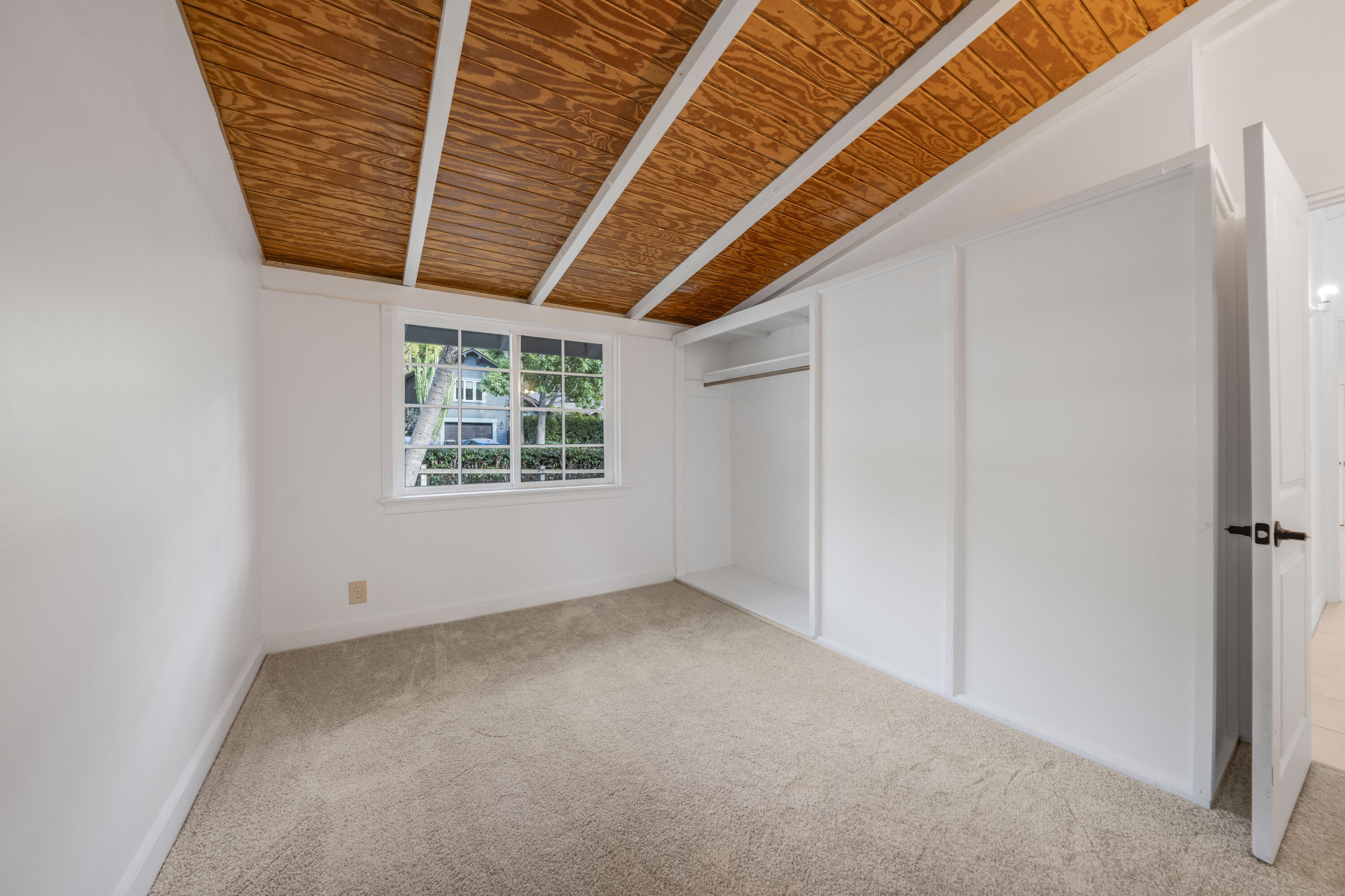 901 Fellowship Road Santa Barbara, CA 93109 - Photo 26 of 44 an empty room with windows