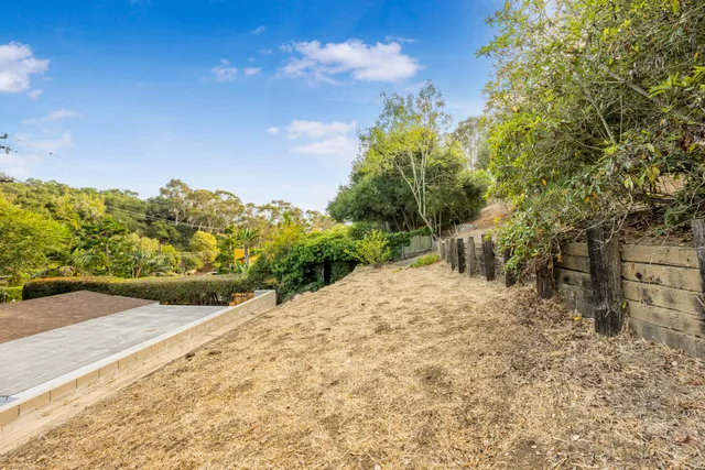 a view of a yard with an trees