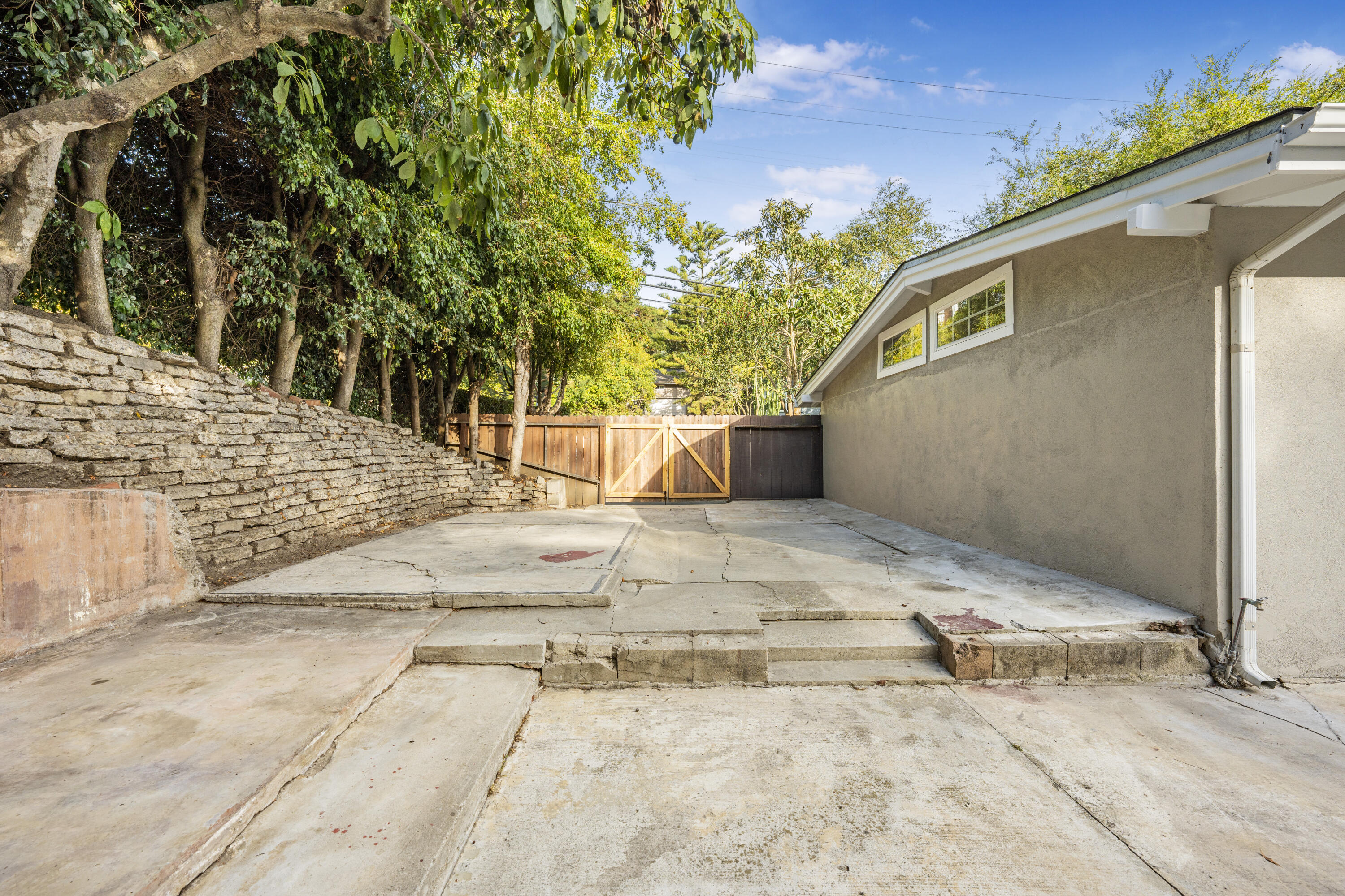 901 Fellowship Road Santa Barbara, CA 93109 - Photo 39 of 44 a view of a backyard of the house