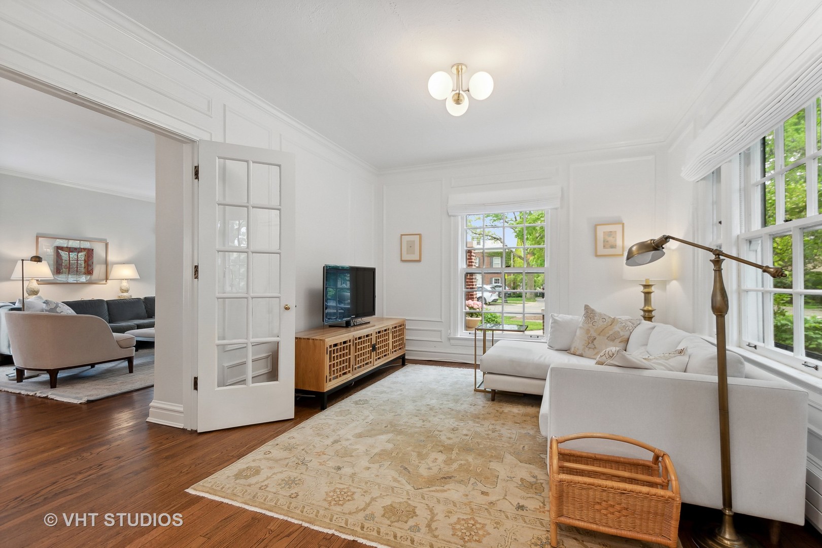 2744 Ridge Avenue Evanston, IL 60201 - Photo 11 of 33 a living room with furniture and a flat screen tv