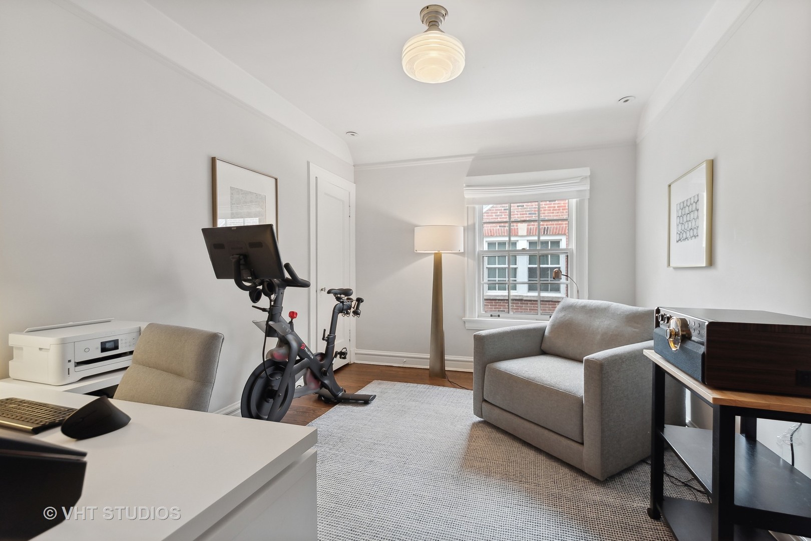 2744 Ridge Avenue Evanston, IL 60201 - Photo 17 of 33 a view of a livingroom with furniture and windows
