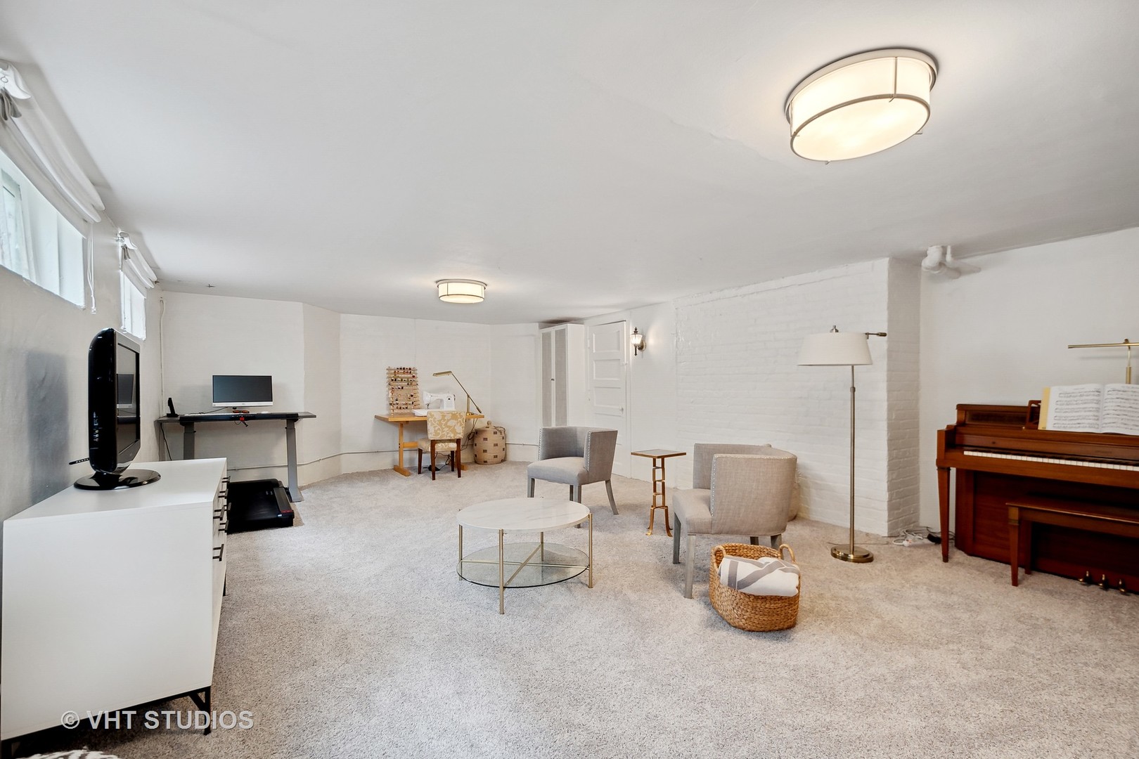 2744 Ridge Avenue Evanston, IL 60201 - Photo 21 of 33 a living room with furniture and a mirror