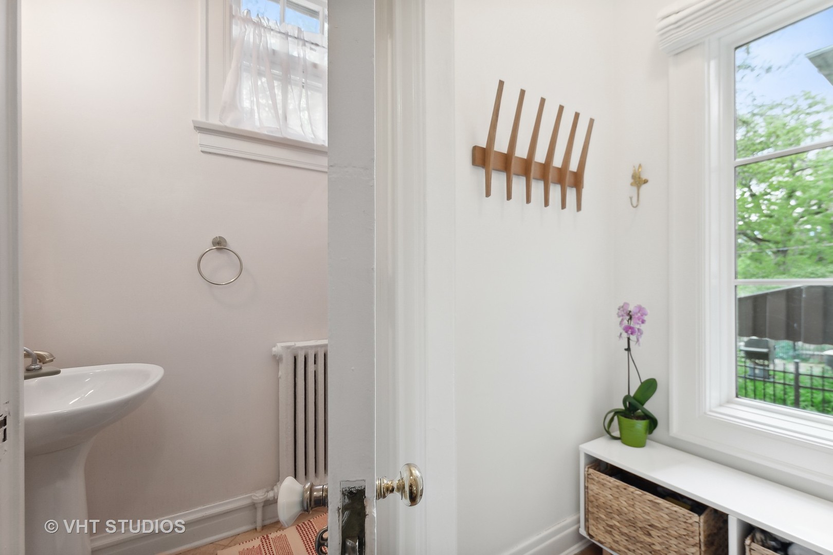 2744 Ridge Avenue Evanston, IL 60201 - Photo 24 of 33 a bathroom with a sink and a mirror