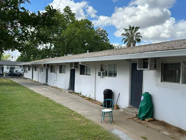 999 Arcade Boulevard Sacramento, CA 95815 - Photo 5 of 8 a front view of a house with garden