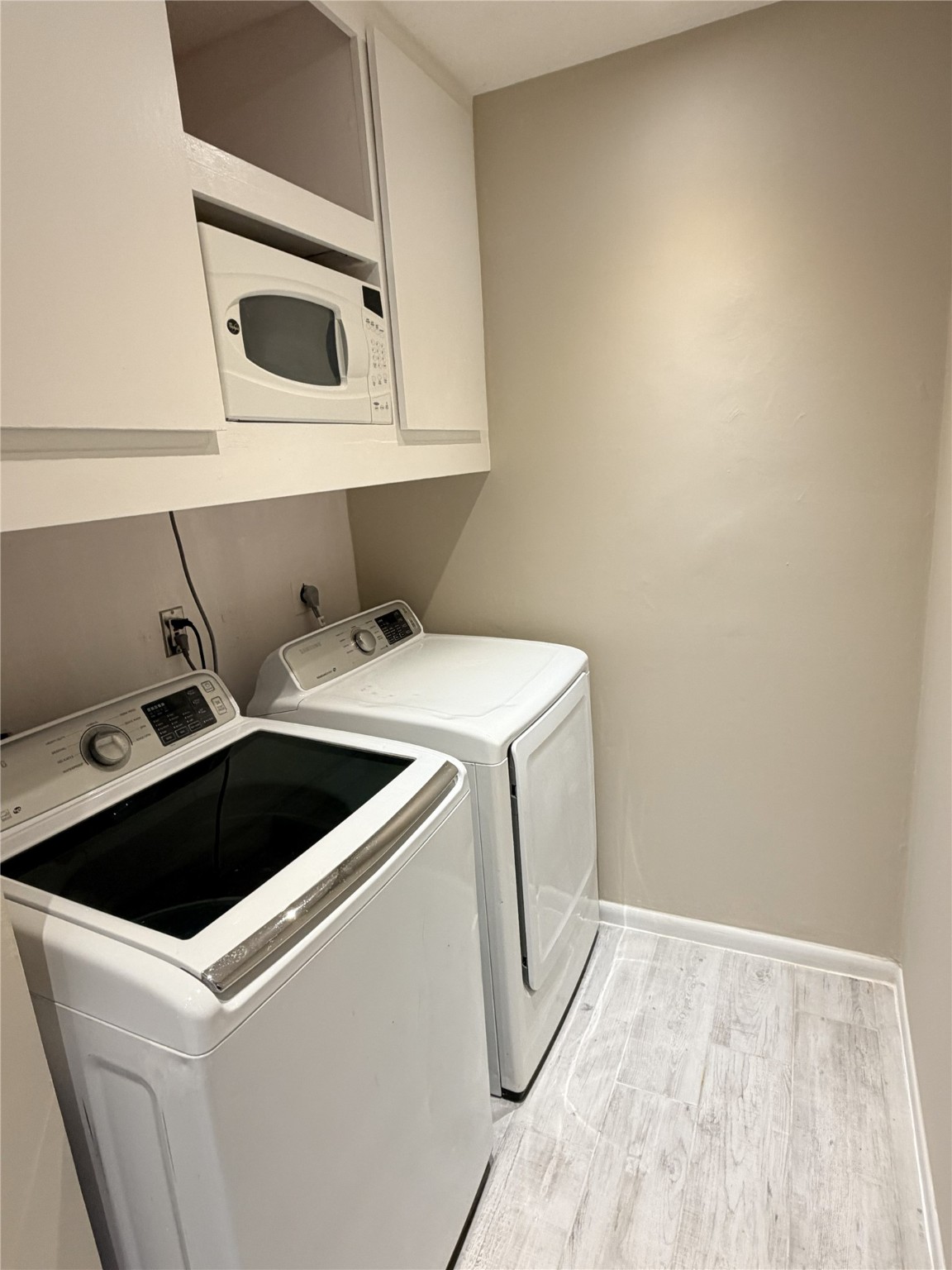 2800 Jeanetta Street, Unit 2813 Houston, TX 77063 - Photo 16 of 28 a utility room with dryer and washer