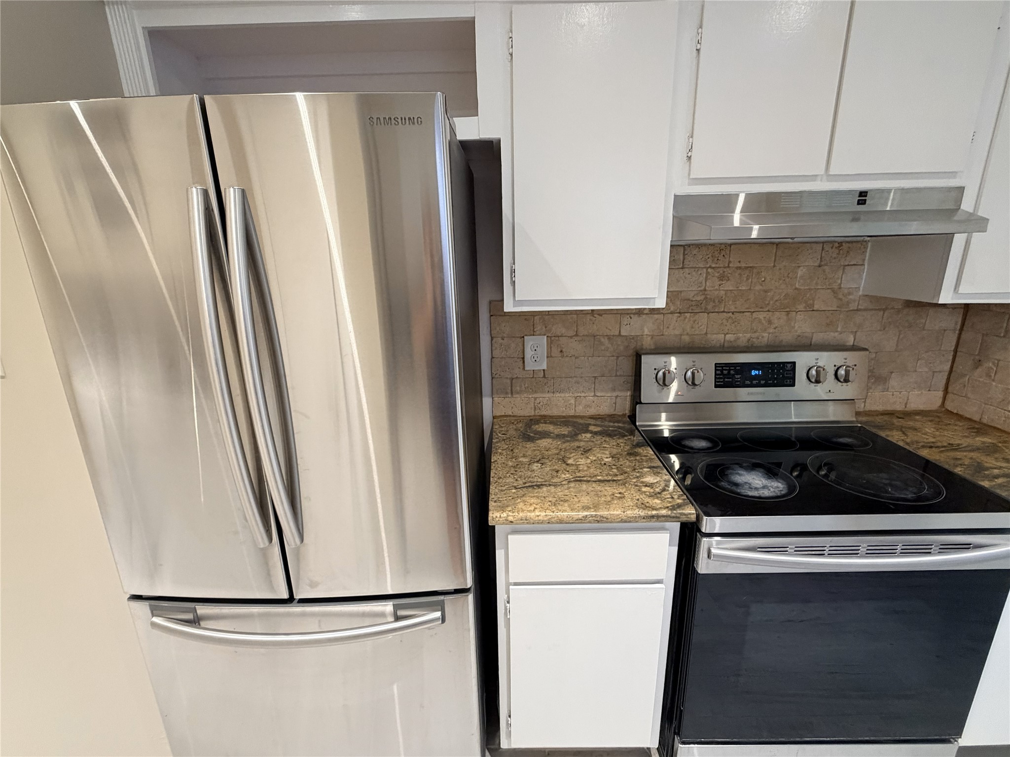 2800 Jeanetta Street, Unit 2813 Houston, TX 77063 - Photo 8 of 28 a kitchen with a refrigerator and a stove