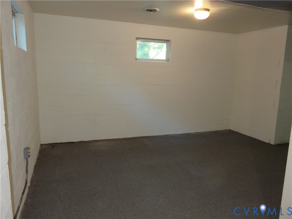 8379 Quailfield Road Mechanicsville, VA 23116 - Photo 55 of 56 an empty room with a window