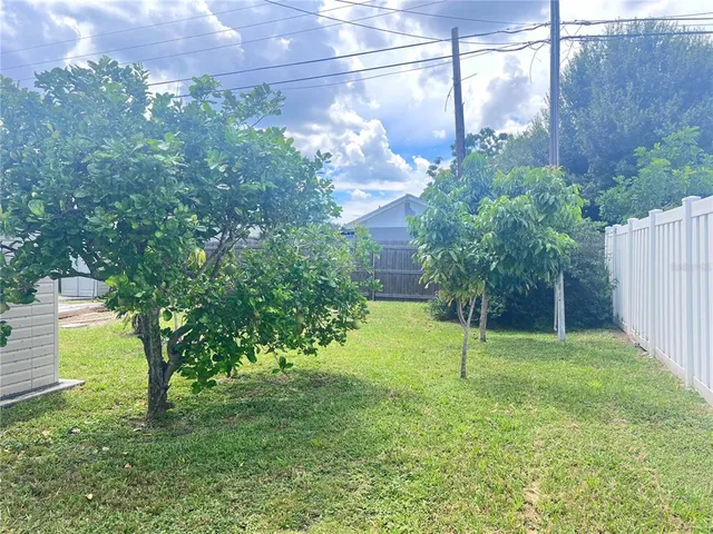 a view of yard with green space
