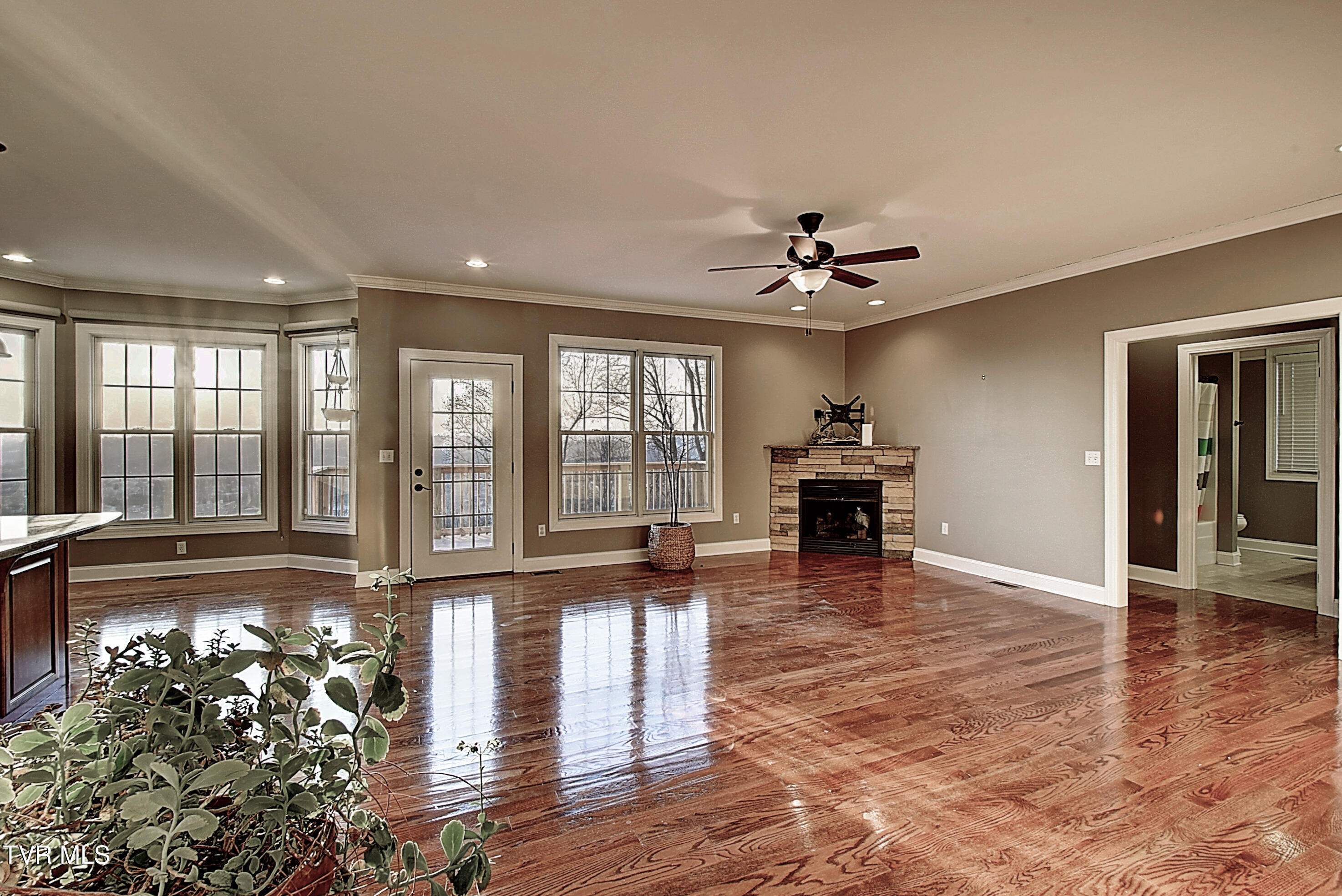 2325 Colonial View Road Kingsport, TN 37663 - Photo 10 of 56 Open