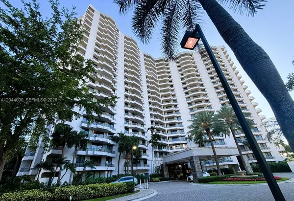 $2,800 | 3300 Northeast 191st Street, Unit 211, Aventura, FL 33180