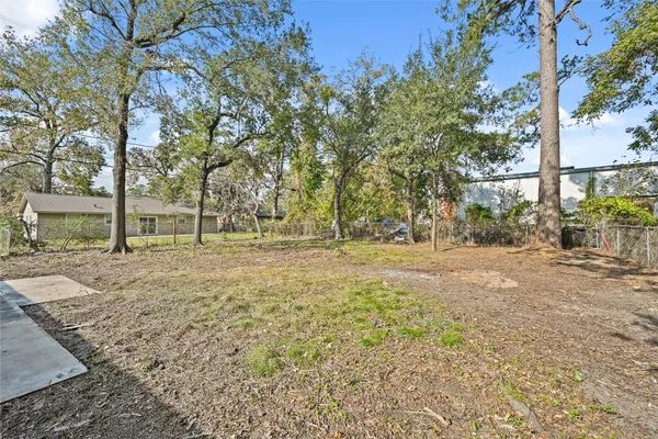 a view of yard with tree