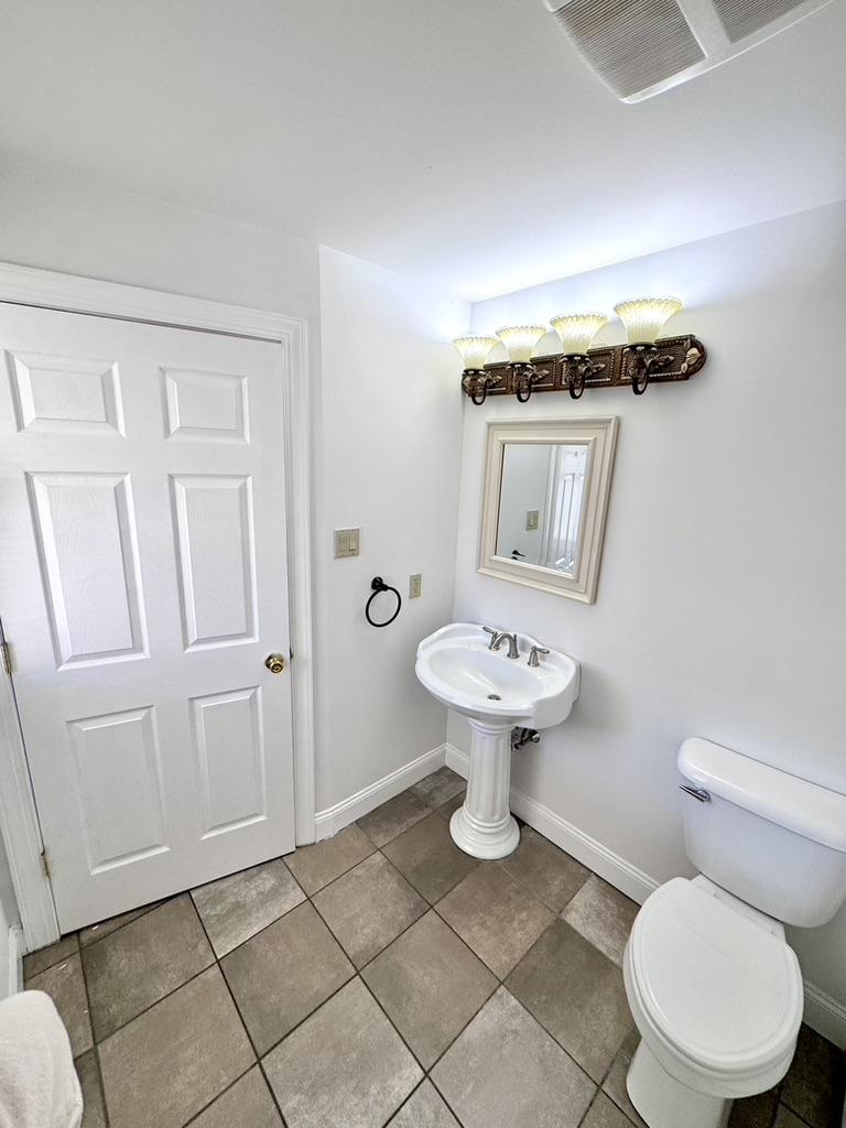 125 Davis Street Philadelphia, PA 19127 - Photo 12 of 24 Main level powder bath.