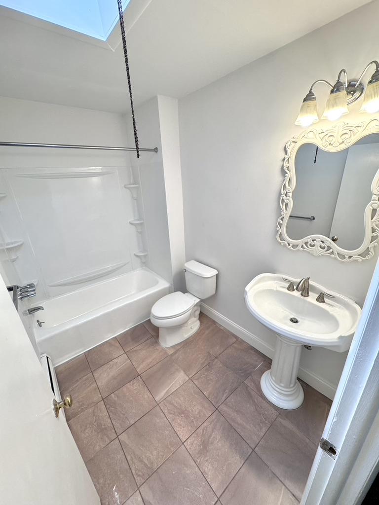 125 Davis Street Philadelphia, PA 19127 - Photo 20 of 24 Bright and airy full bathroom.