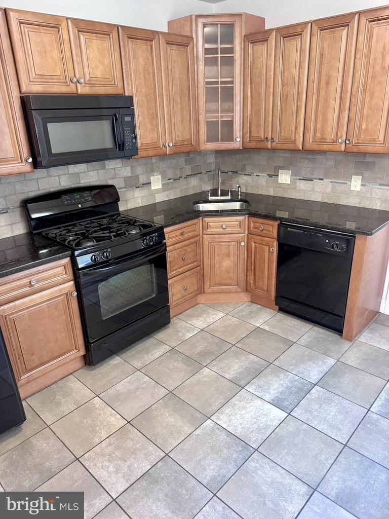 125 Davis Street Philadelphia, PA 19127 - Photo 8 of 24 Modern kitchen with elegant finishes.