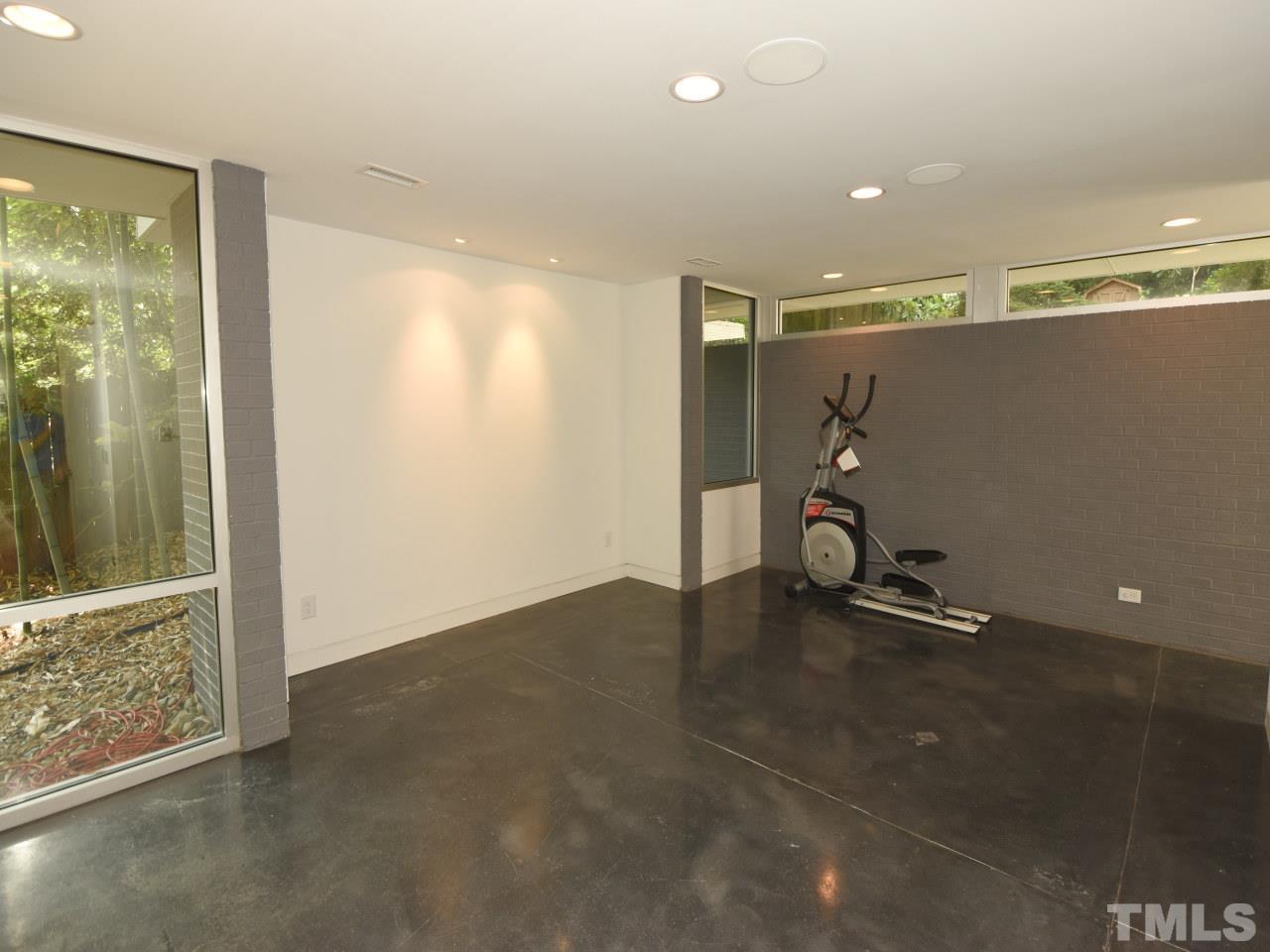 2109 St James Road Raleigh, NC 27607 - Photo 18 of 25 an empty room with windows