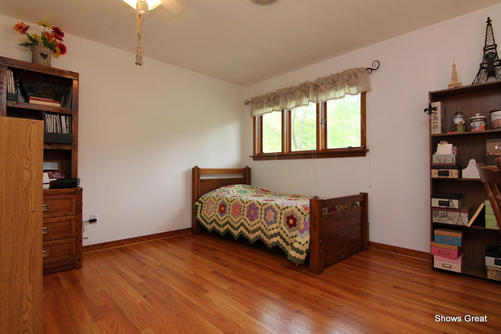 5462 Lakedale Road Southwest Roanoke, VA 24018 - Photo 29 of 45 a living room with furniture and a book shelf