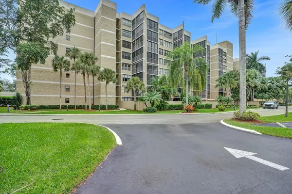 $2,200 | 16300 Golf Club Road, Unit 109, Weston, FL 33326