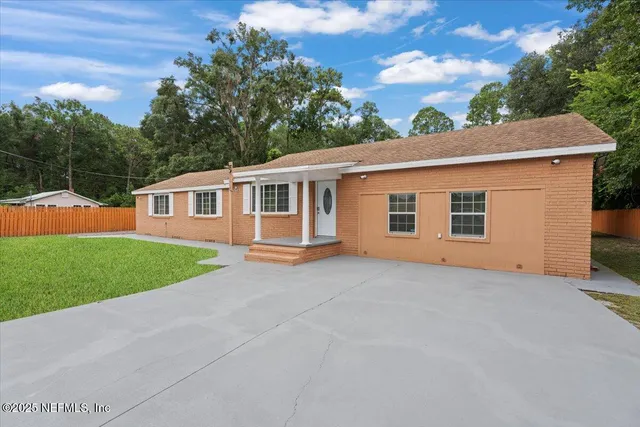 a view of a house with backyard and garden