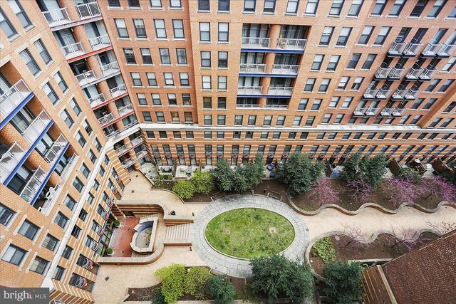 a view of entryway with a front door