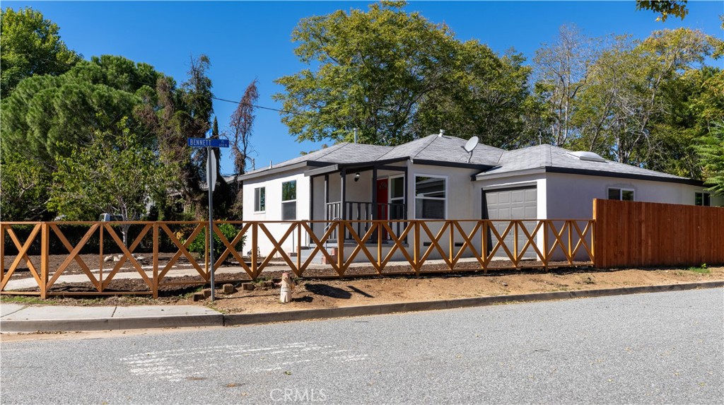 911 West George Street Banning, CA 92220 - Photo 4 of 32 front view of a house with a small yard