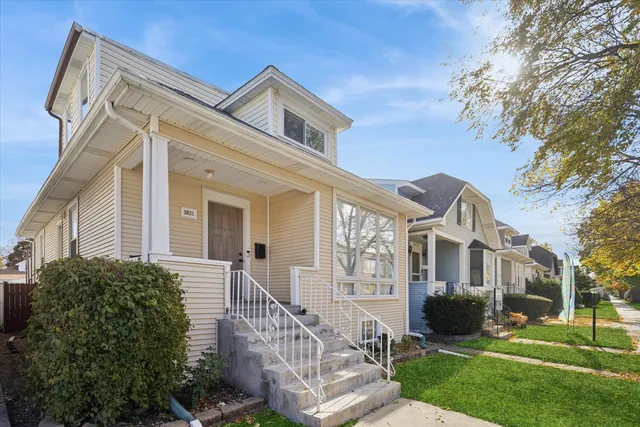 $2,700 | 3831 North New England Avenue, Chicago, IL 60634