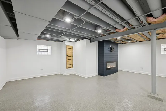 $2,700 | 3831 North New England Avenue, Chicago, IL 60634