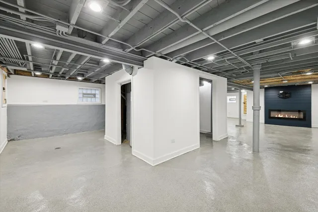 $2,700 | 3831 North New England Avenue, Chicago, IL 60634