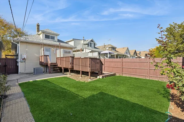 $2,700 | 3831 North New England Avenue, Chicago, IL 60634