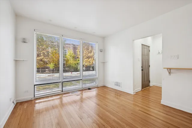 $2,700 | 3831 North New England Avenue, Chicago, IL 60634