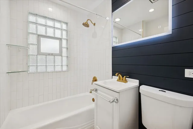 $2,700 | 3831 North New England Avenue, Chicago, IL 60634