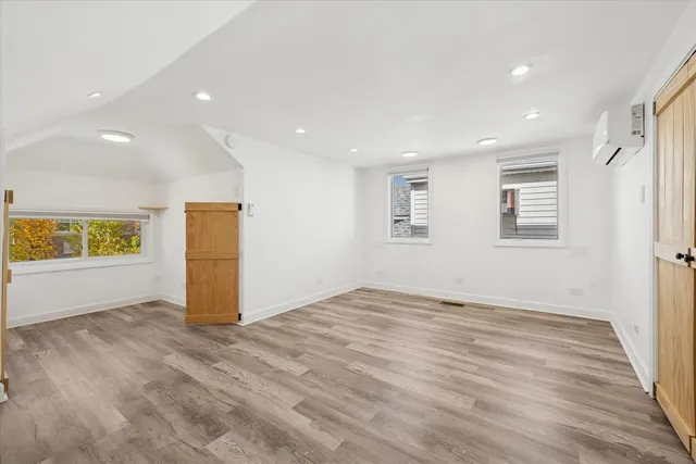 $2,700 | 3831 North New England Avenue, Chicago, IL 60634