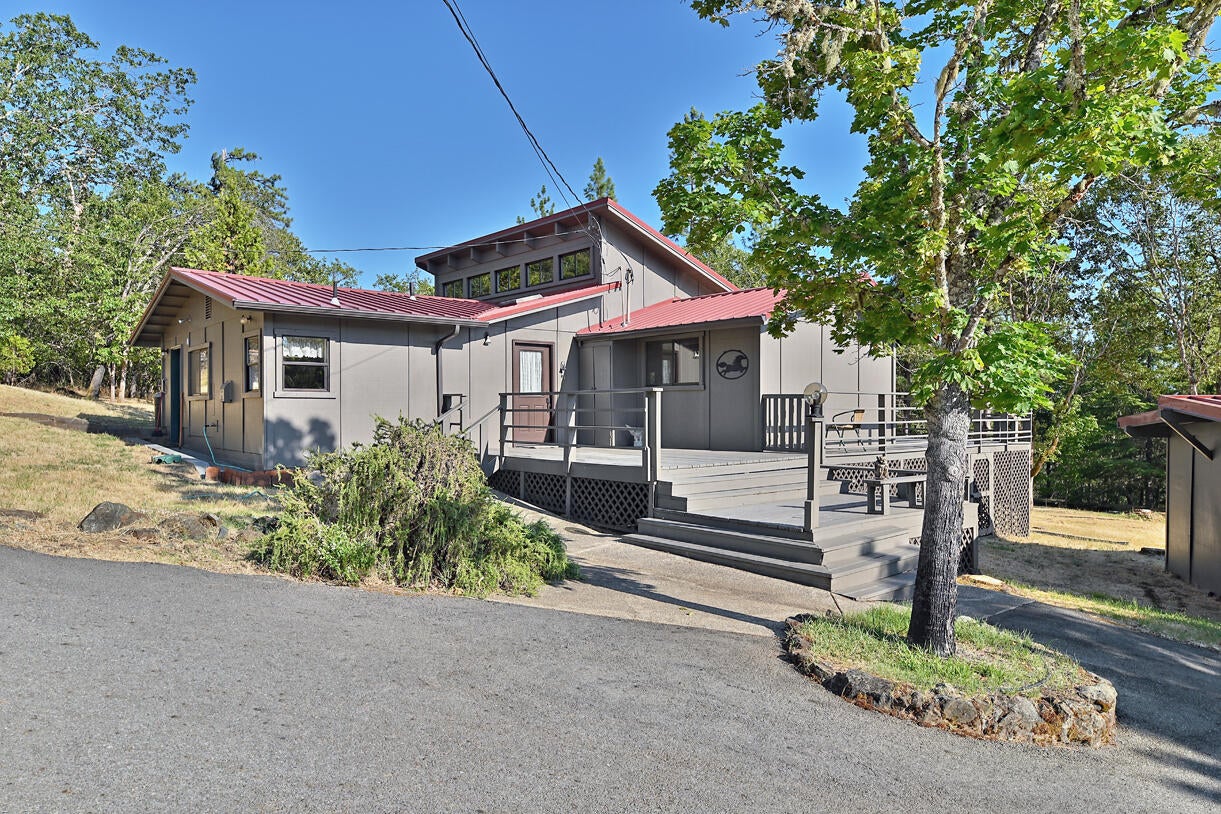 7400 Hugo Road Grants Pass, OR 97526 - Photo 2 of 48 DSC_4296