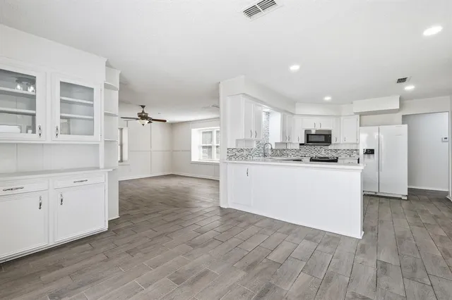 a view of a yard in front of a house