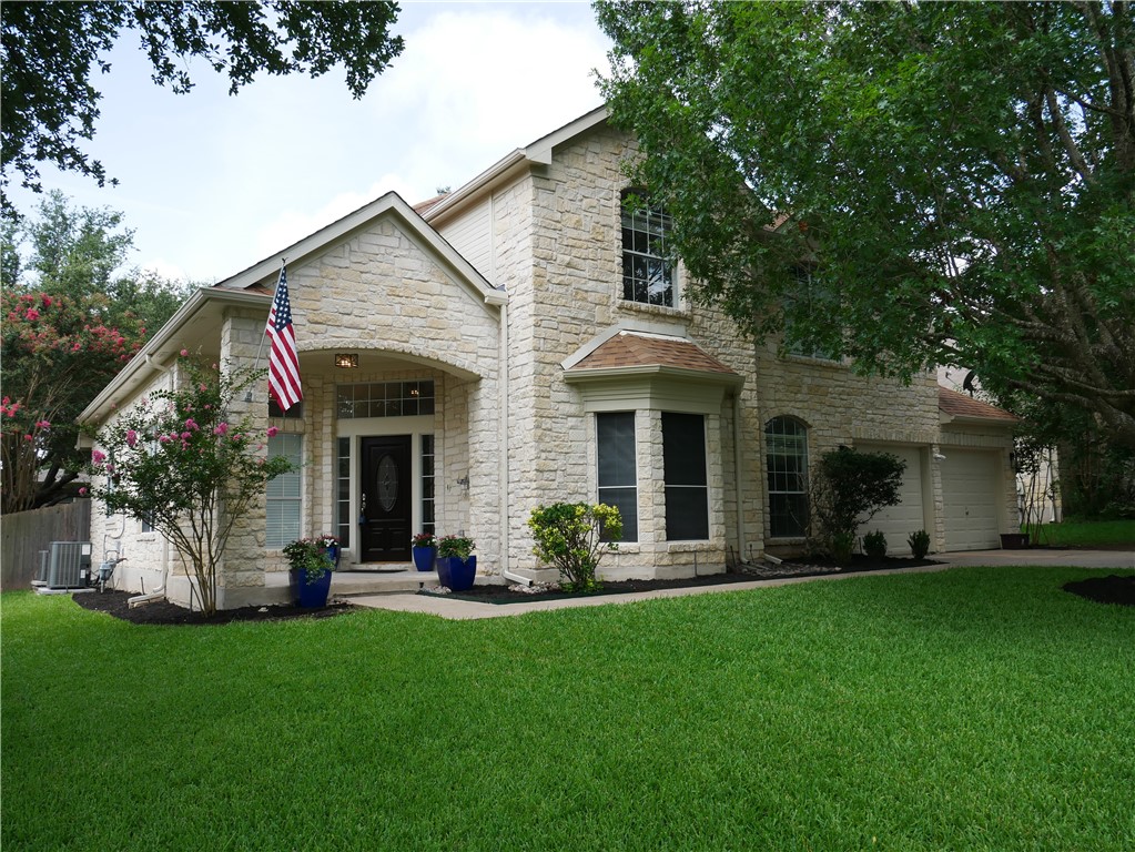 a view of a house with backyard