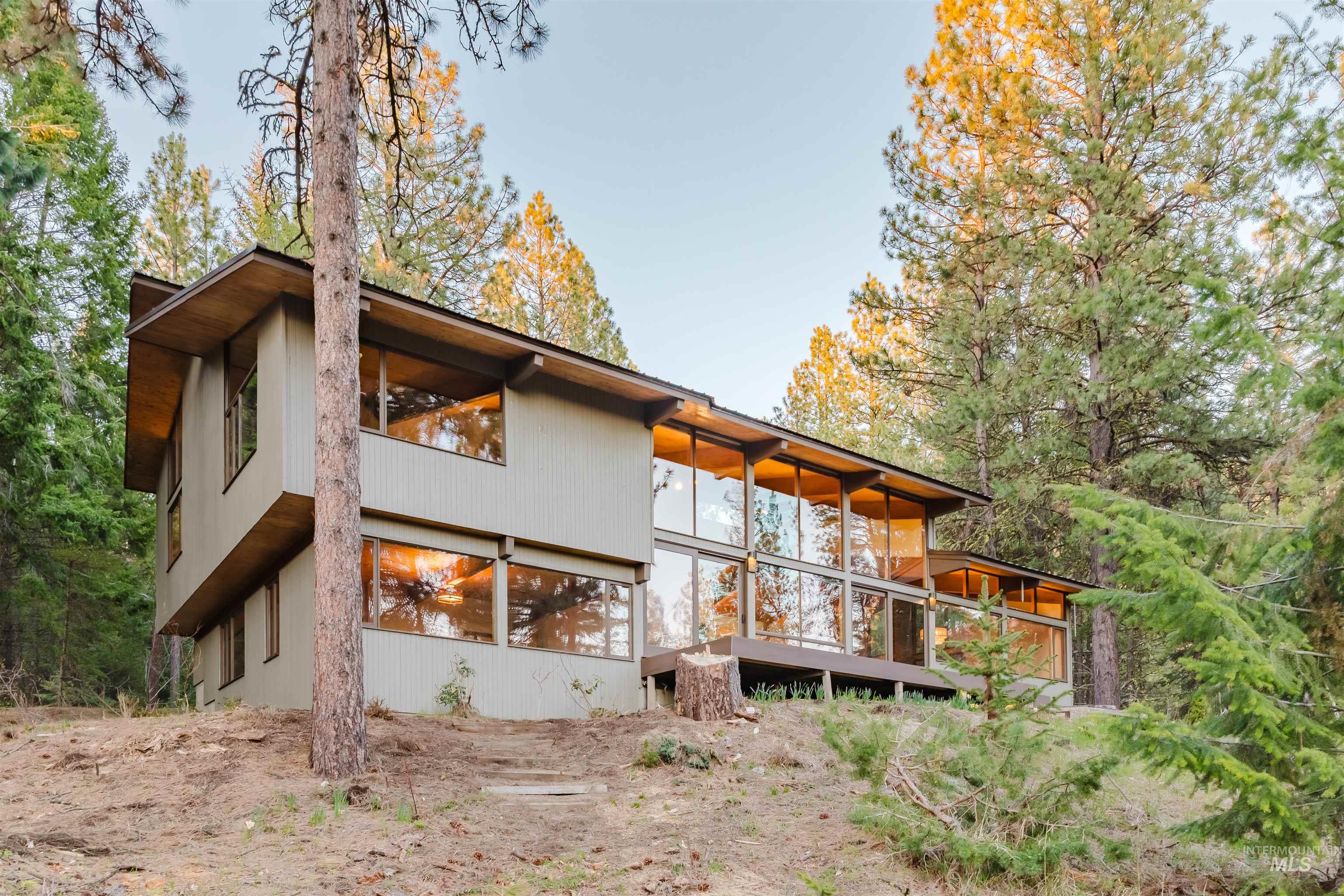 136 Silver Fox Trail McCall, ID 83638 - Photo 28 of 31 Contemporary architectural design with a light-colored facade