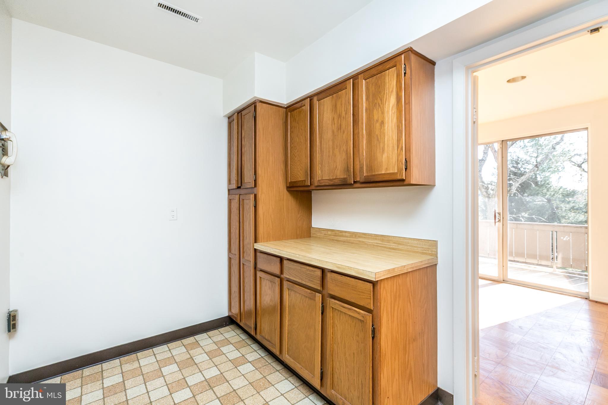 7 Hamill Road, Unit 7C Baltimore, MD 21210 - Photo 12 of 23 Table space