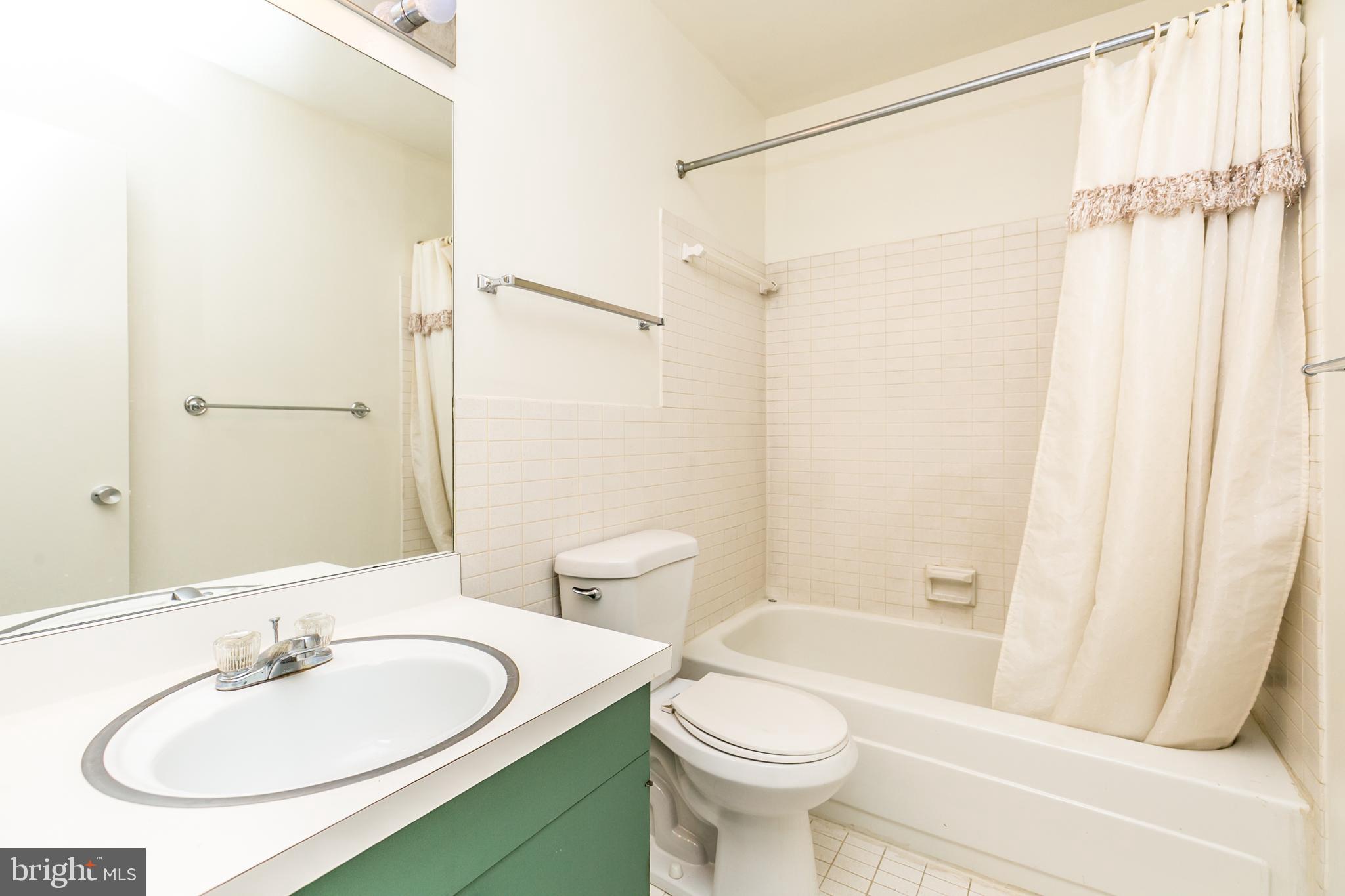 7 Hamill Road, Unit 7C Baltimore, MD 21210 - Photo 13 of 23 Hall full bathroom with bathtub