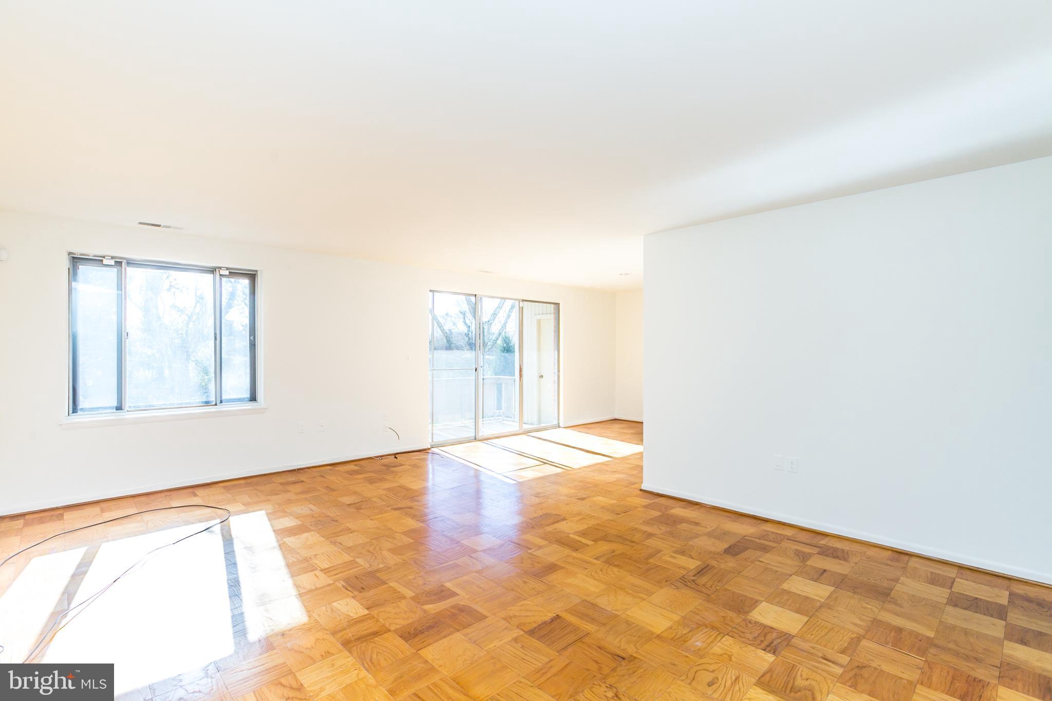 7 Hamill Road, Unit 7C Baltimore, MD 21210 - Photo 4 of 23 Living room