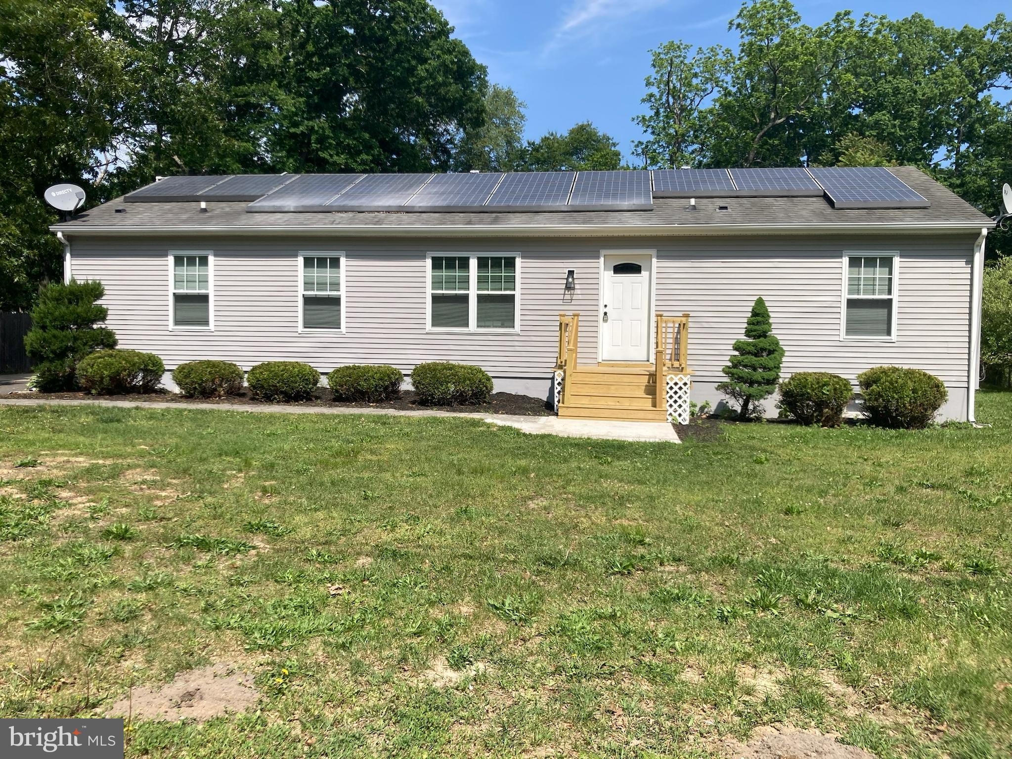 9 King Drive Bridgeton, NJ 08302 - Photo 1 of 16 a front view of a house with garden