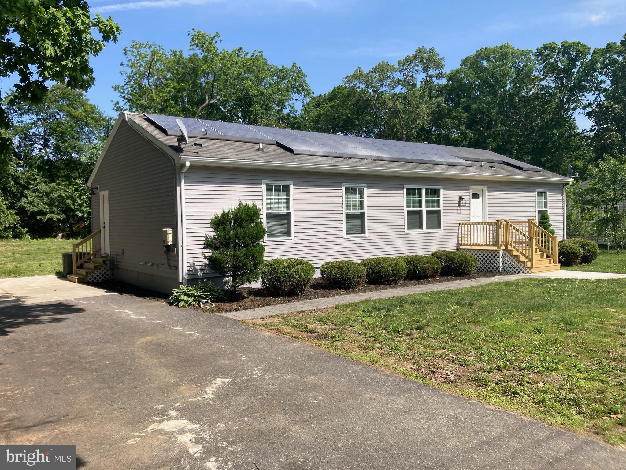 9 King Drive Bridgeton, NJ 08302 - Photo 3 of 16 a view of a house with backyard and garden