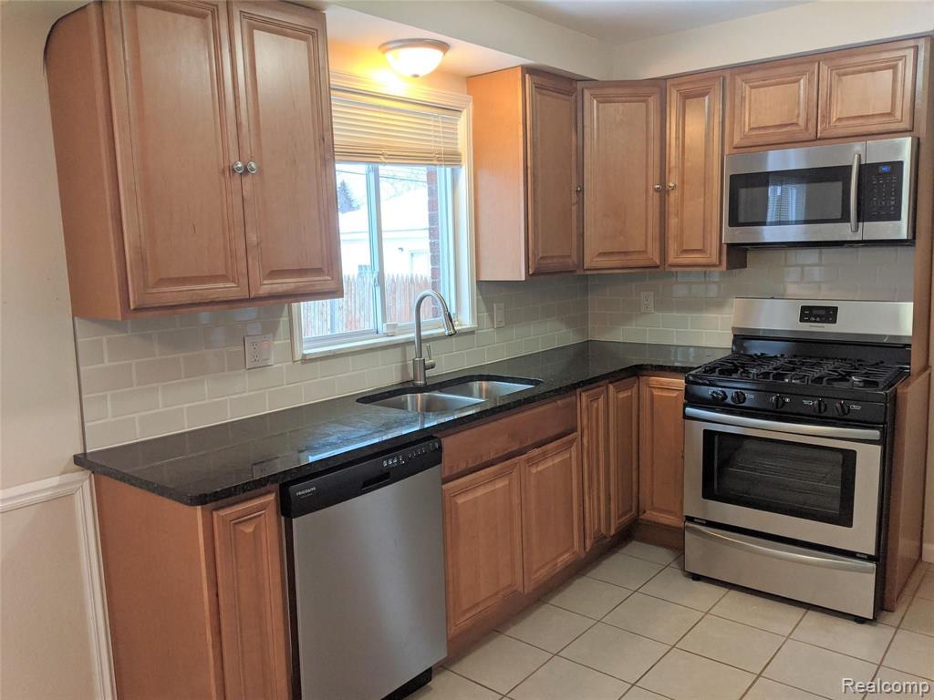 7239 Edward Avenue Center Line, MI 48015 - Photo 8 of 28