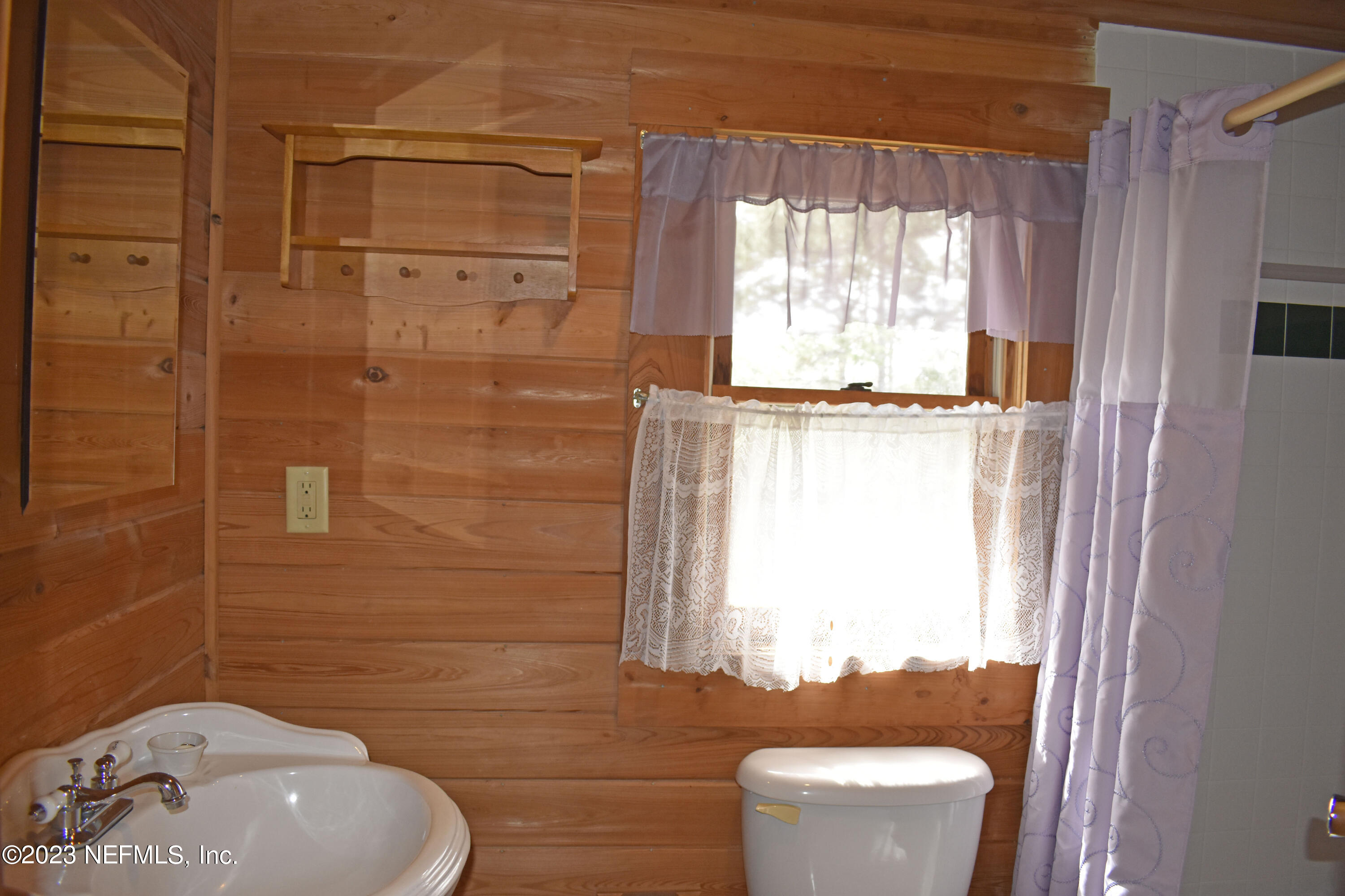 119 Whirlwind Loop Hawthorne, FL 32640 - Photo 26 of 52 2nd floor bathroom