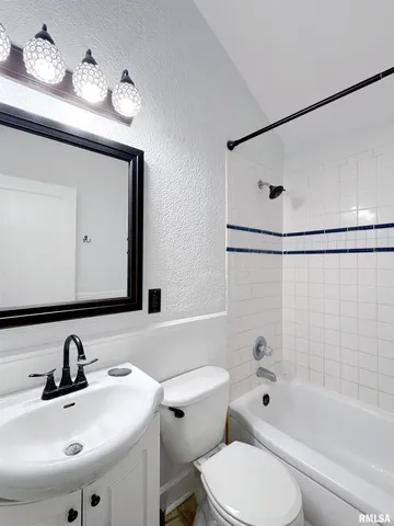 $209,000 | 5022 North Belmont Place, Peoria Heights, IL 61616