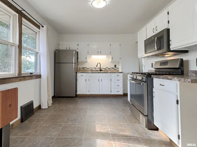 $209,000 | 5022 North Belmont Place, Peoria Heights, IL 61616