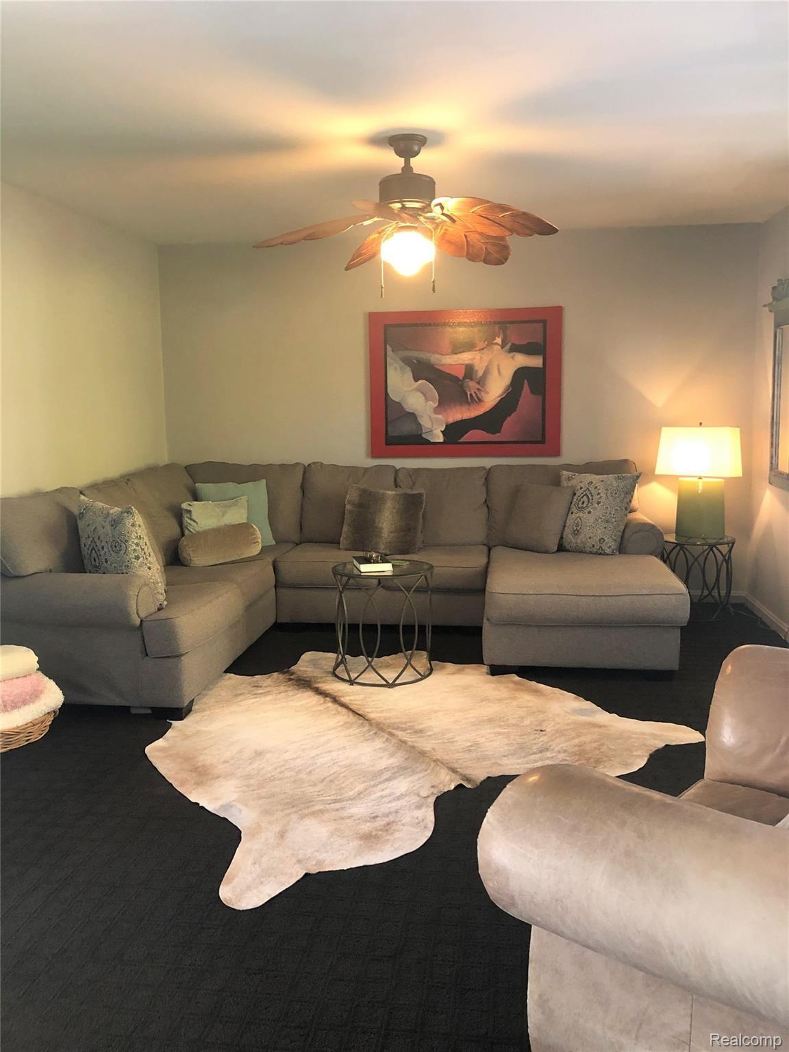 1513 West Thompson Road Fenton, MI 48430 - Photo 26 of 47 2a Living Room 1.jpg